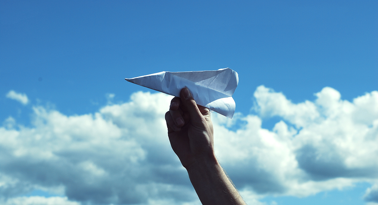 Bilde av et papirfly klar for å kaste i vitenworkshop